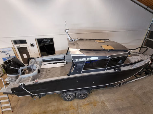 VBoats Voyager 800 Cabin (2022) – 300 HK Mercury V8 – Næsten ny